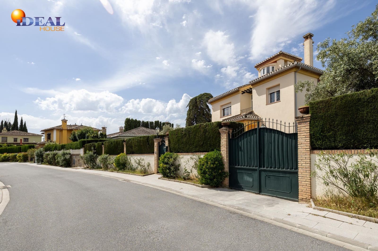 Chalet de 4 habitaciones en Albolote en venta con piscina garaje - 550.000 € (Ref: 9434047)