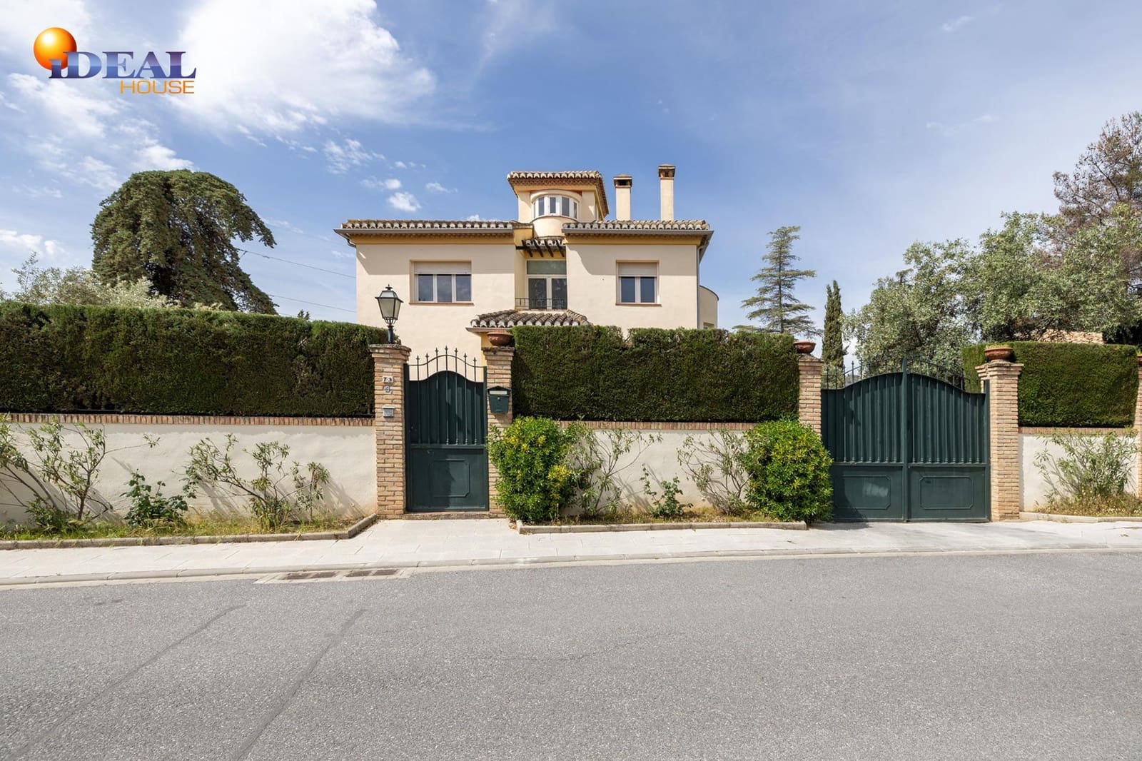 Chalet de 4 habitaciones en Albolote en venta con piscina garaje - 550.000 € (Ref: 9434047)