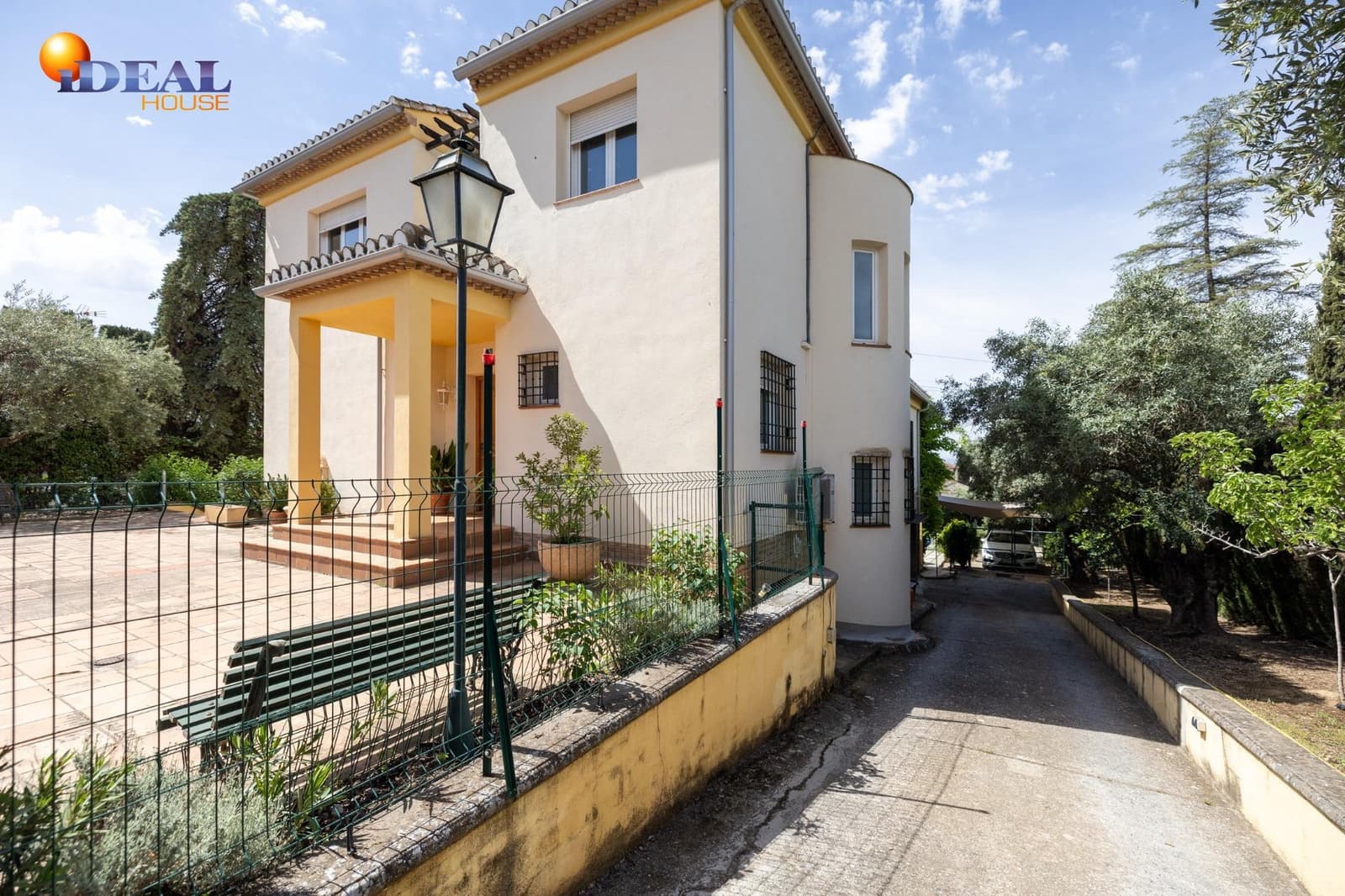 Chalet de 4 habitaciones en Albolote en venta con piscina garaje - 550.000 € (Ref: 9434047)