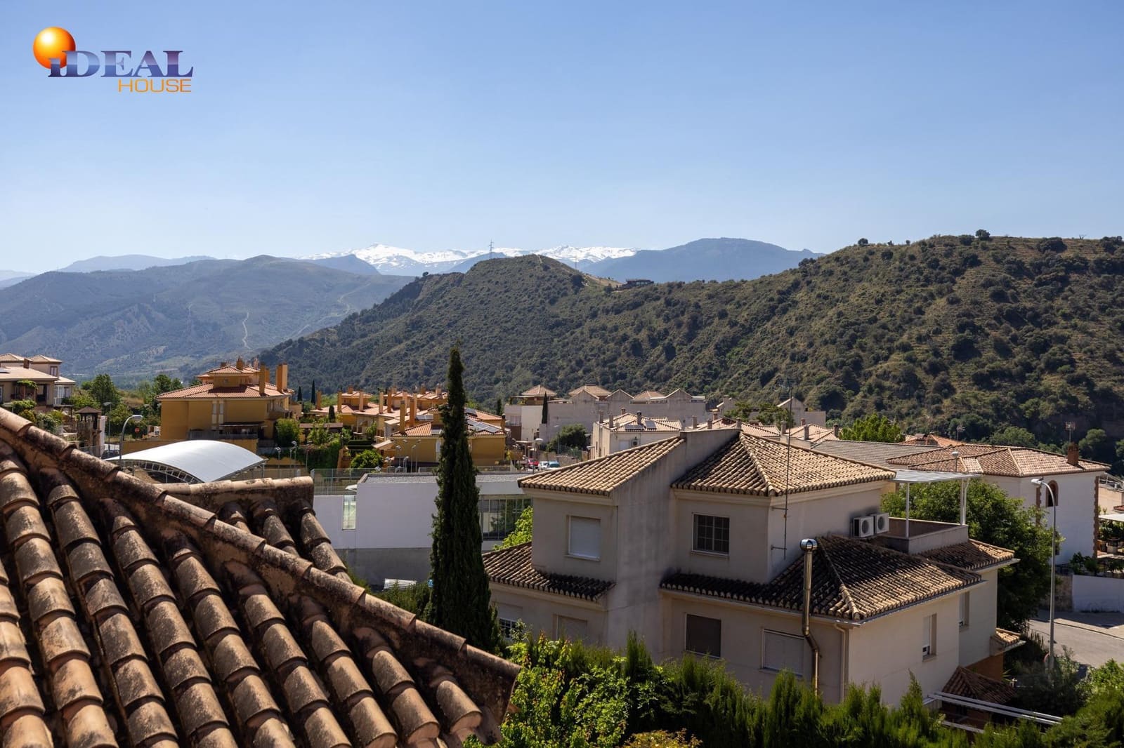 3 slaapkamer Rijtjeshuis te koop in Granada stad met zwembad garage - € 420.000 (Ref: 9434051)