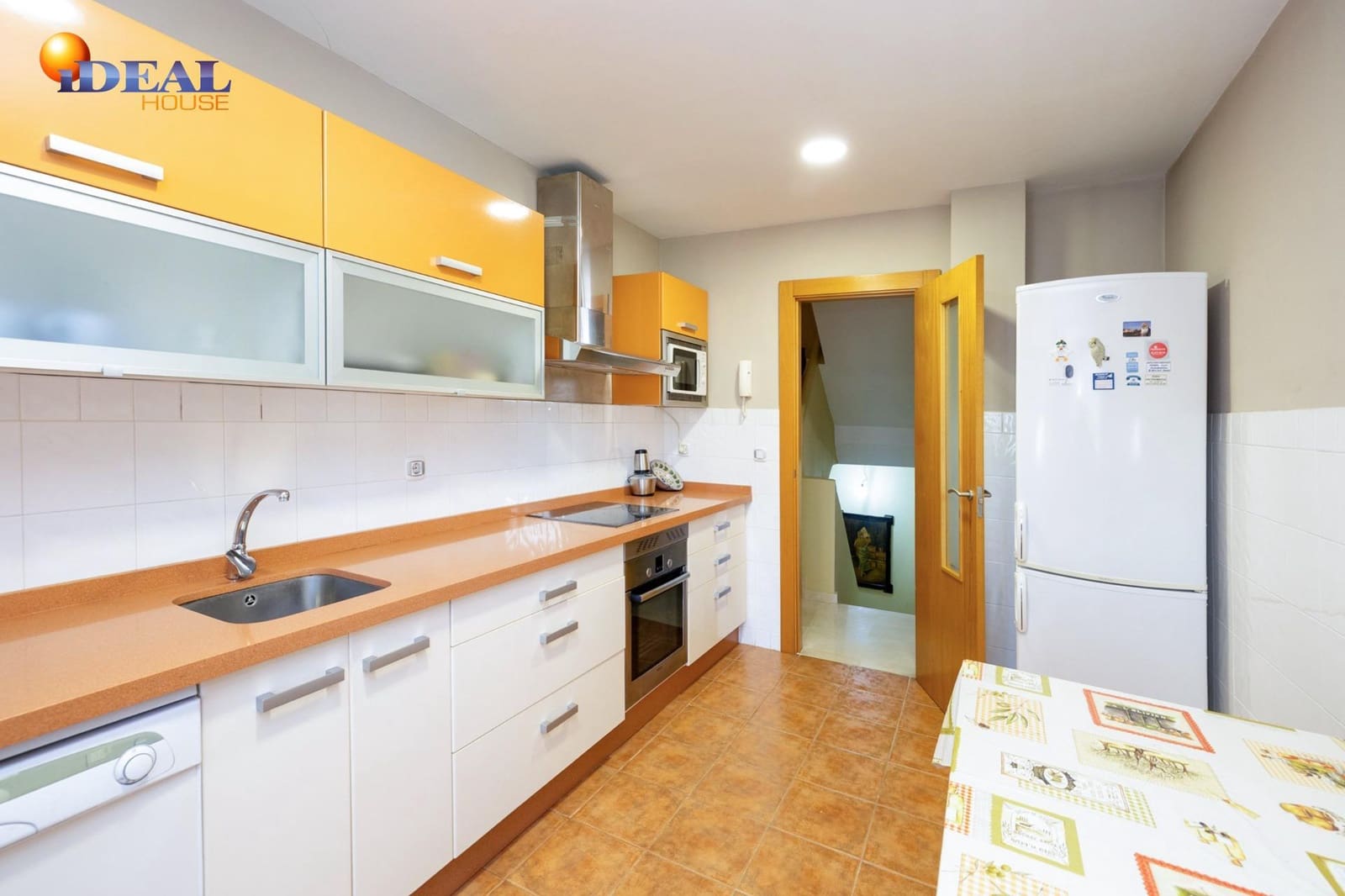 3 slaapkamer Rijtjeshuis te koop in Granada stad met zwembad garage - € 420.000 (Ref: 9434051)