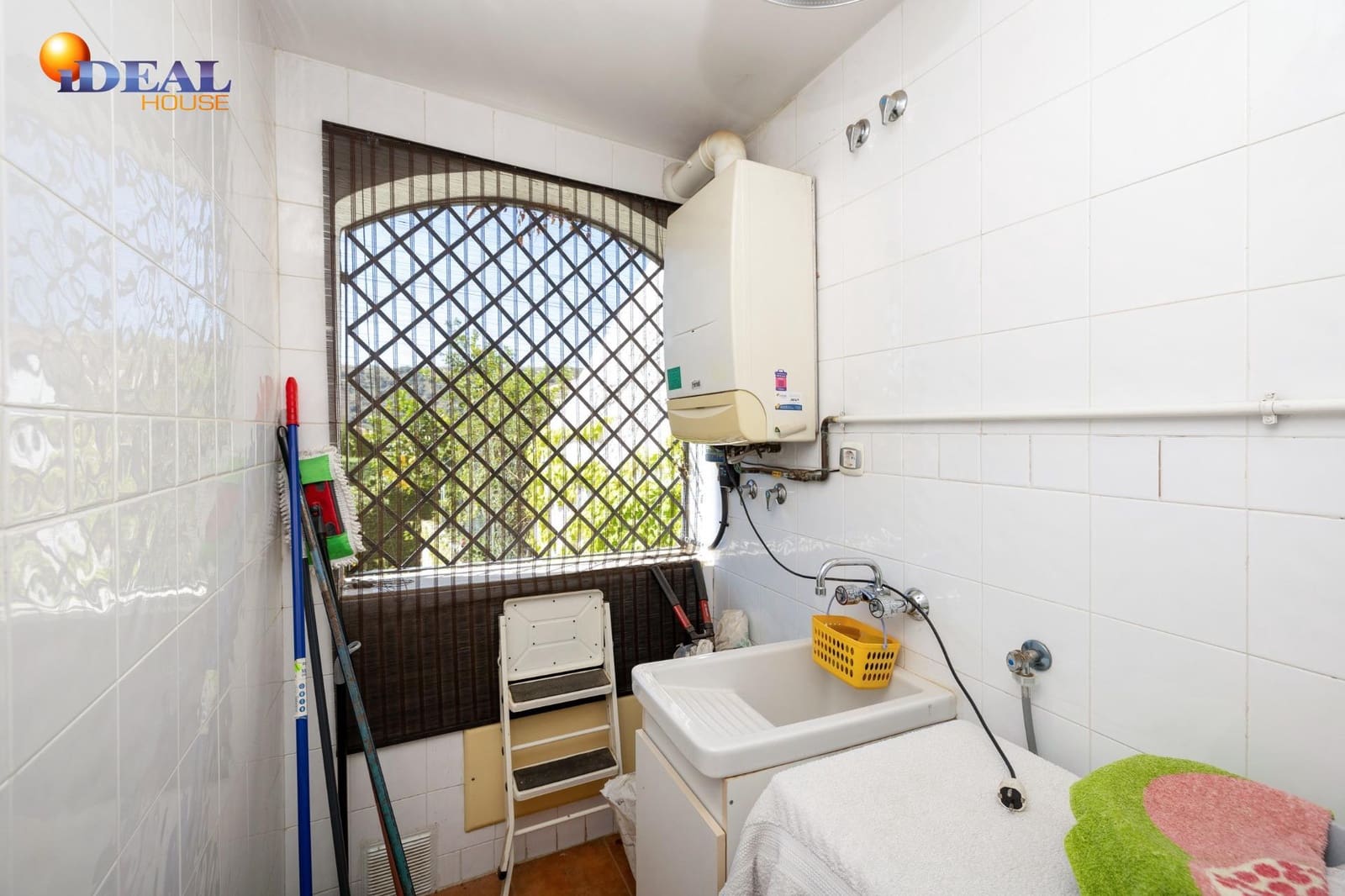 3 slaapkamer Rijtjeshuis te koop in Granada stad met zwembad garage - € 420.000 (Ref: 9434051)