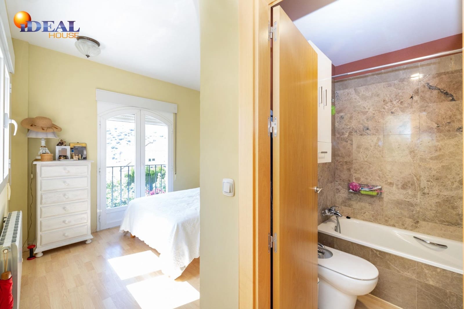 3 slaapkamer Rijtjeshuis te koop in Granada stad met zwembad garage - € 420.000 (Ref: 9434051)