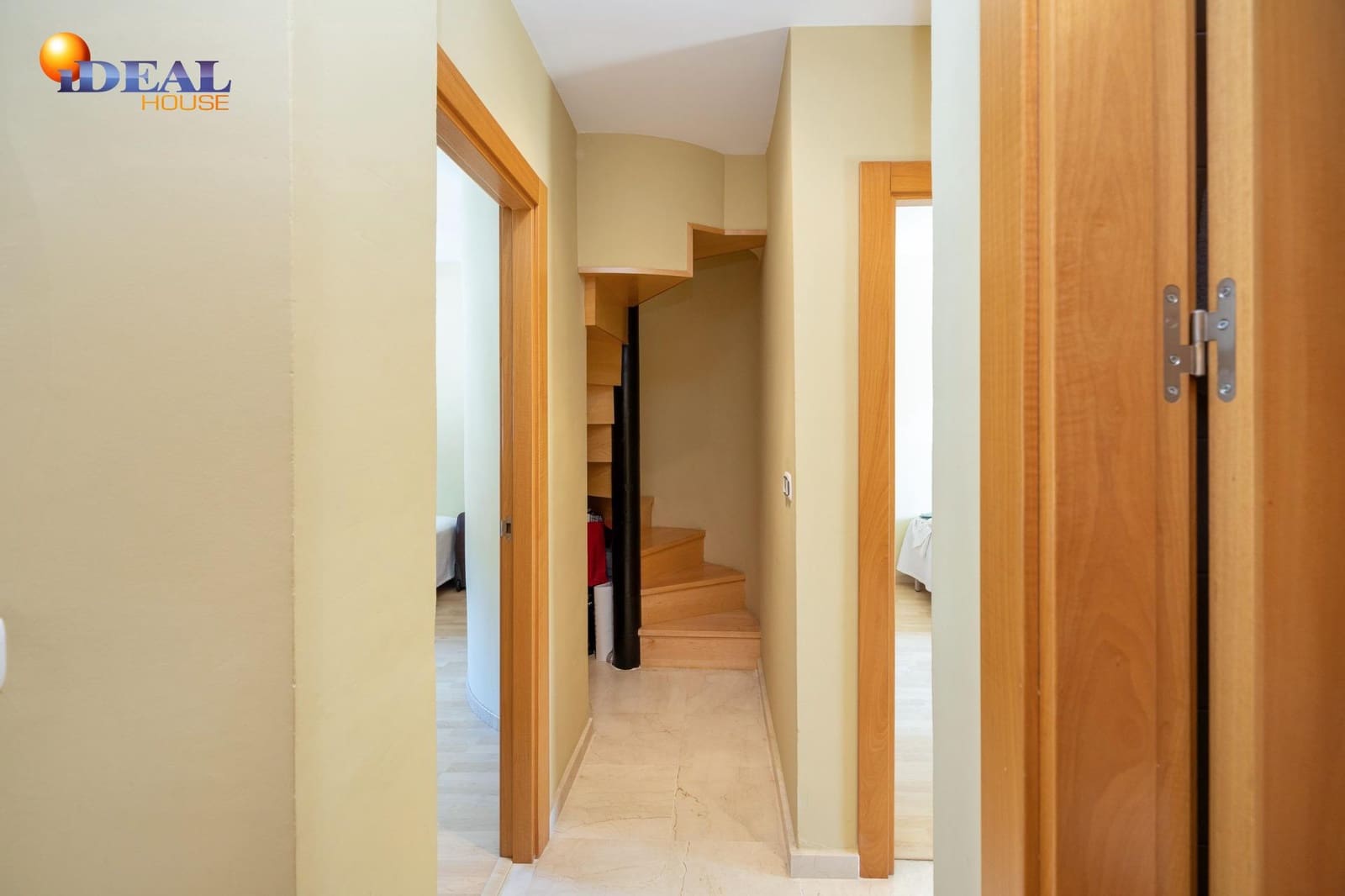 3 slaapkamer Rijtjeshuis te koop in Granada stad met zwembad garage - € 420.000 (Ref: 9434051)