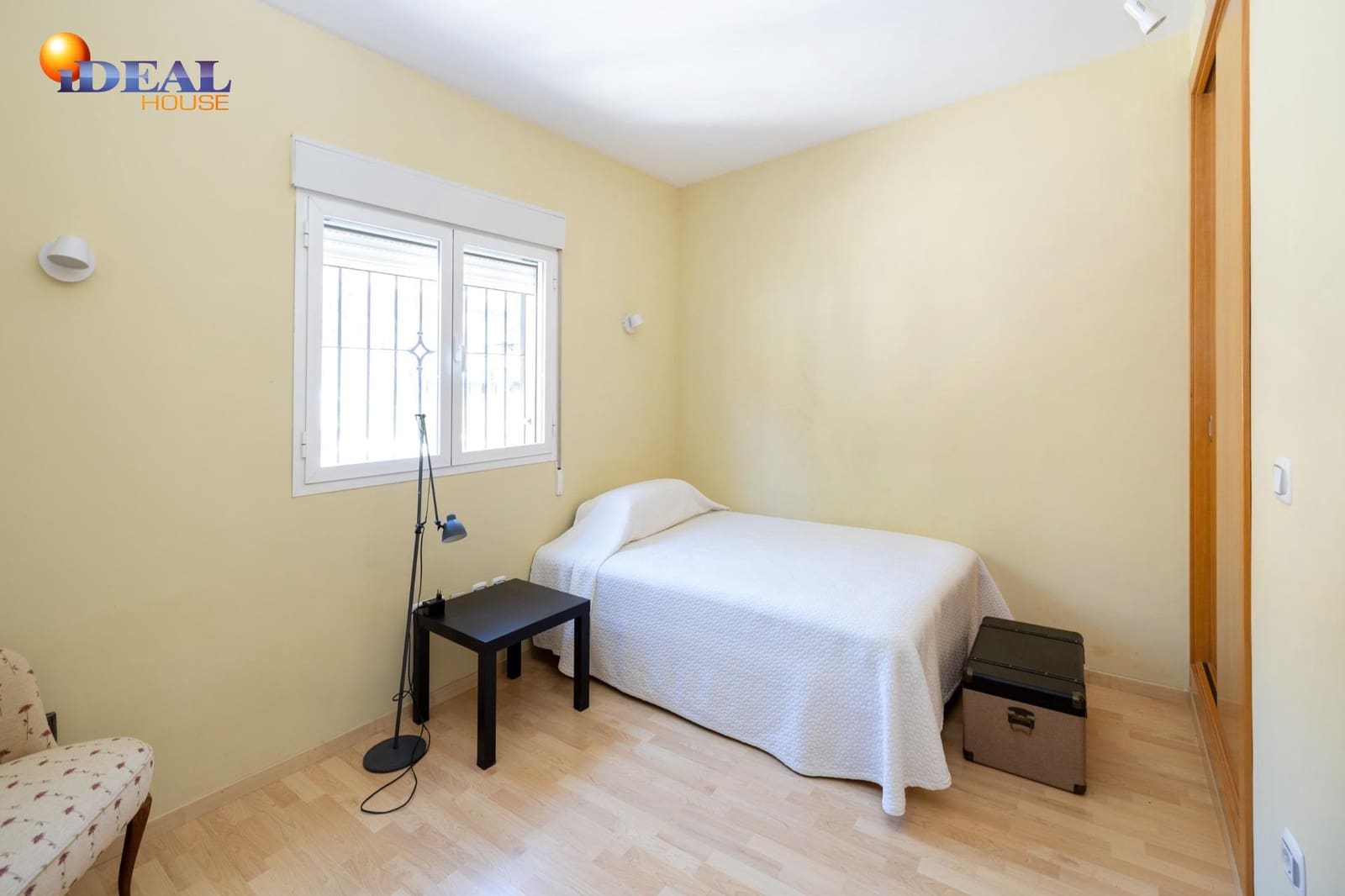 3 slaapkamer Rijtjeshuis te koop in Granada stad met zwembad garage - € 420.000 (Ref: 9434051)