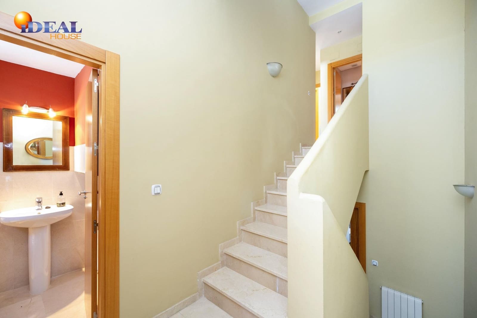 3 slaapkamer Rijtjeshuis te koop in Granada stad met zwembad garage - € 420.000 (Ref: 9434051)