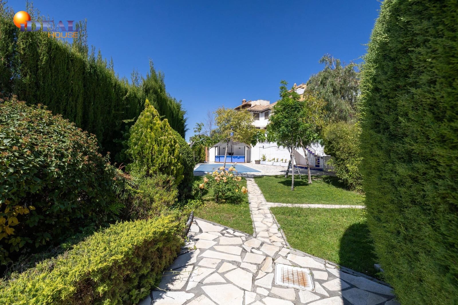 3 slaapkamer Rijtjeshuis te koop in Granada stad met zwembad garage - € 420.000 (Ref: 9434051)