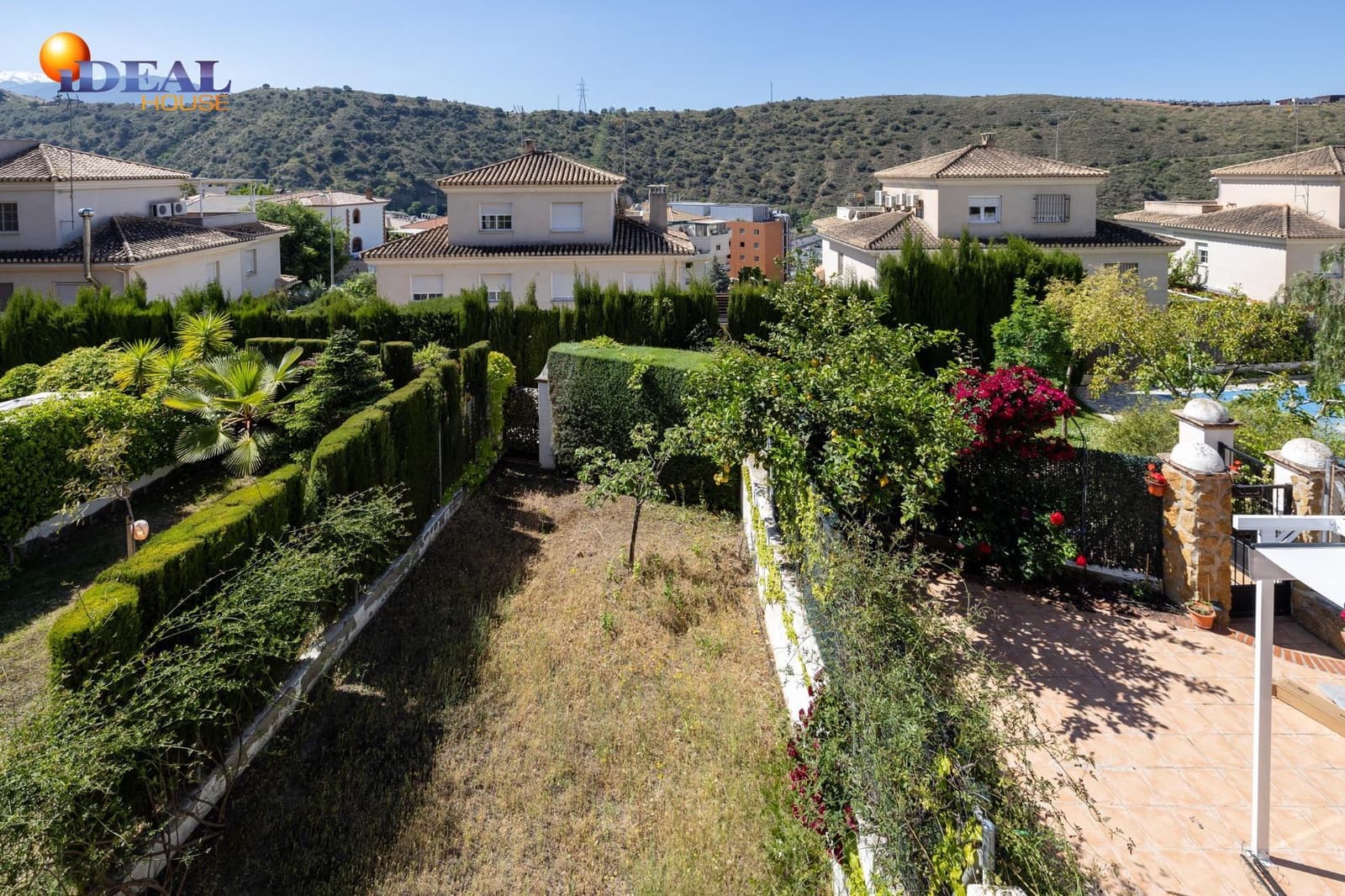 3 slaapkamer Rijtjeshuis te koop in Granada stad met zwembad garage - € 420.000 (Ref: 9434051)