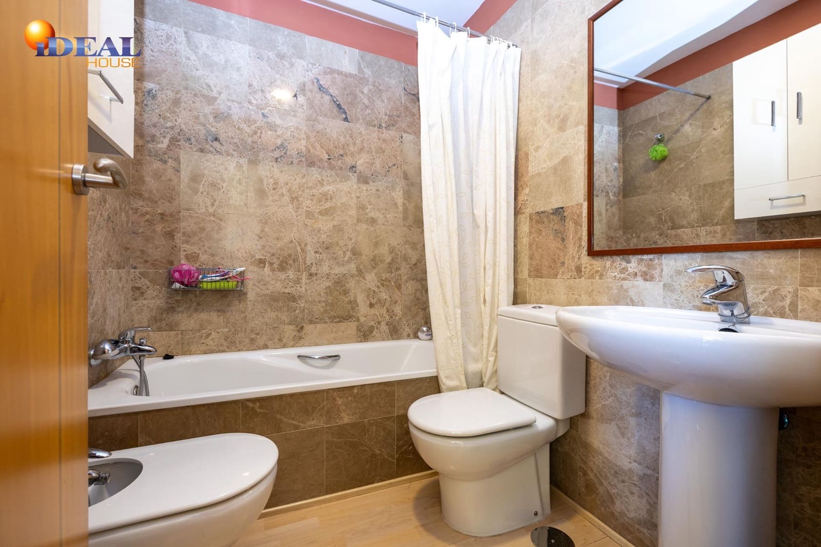 3 slaapkamer Rijtjeshuis te koop in Granada stad met zwembad garage - € 420.000 (Ref: 9434051)