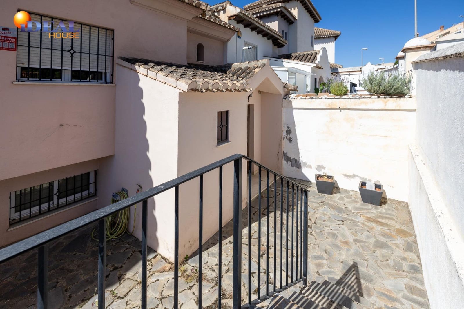 3 slaapkamer Rijtjeshuis te koop in Granada stad met zwembad garage - € 420.000 (Ref: 9434051)