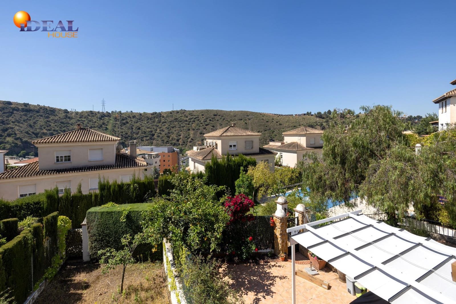 3 slaapkamer Rijtjeshuis te koop in Granada stad met zwembad garage - € 420.000 (Ref: 9434051)