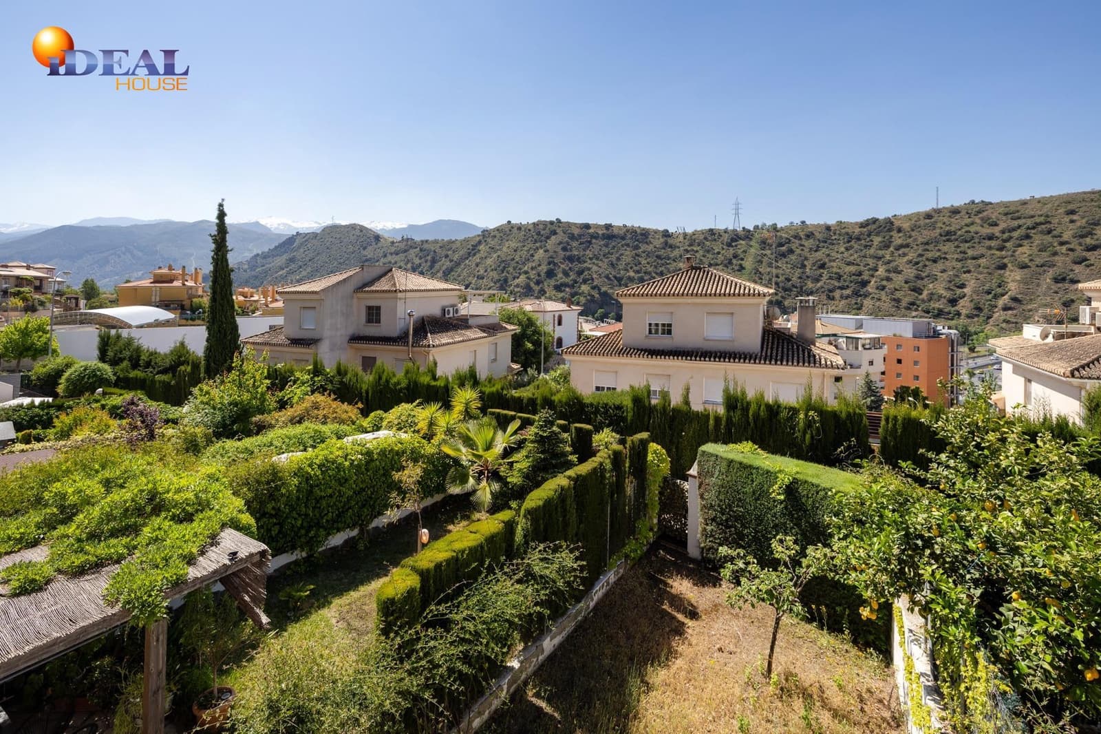 3 slaapkamer Rijtjeshuis te koop in Granada stad met zwembad garage - € 420.000 (Ref: 9434051)