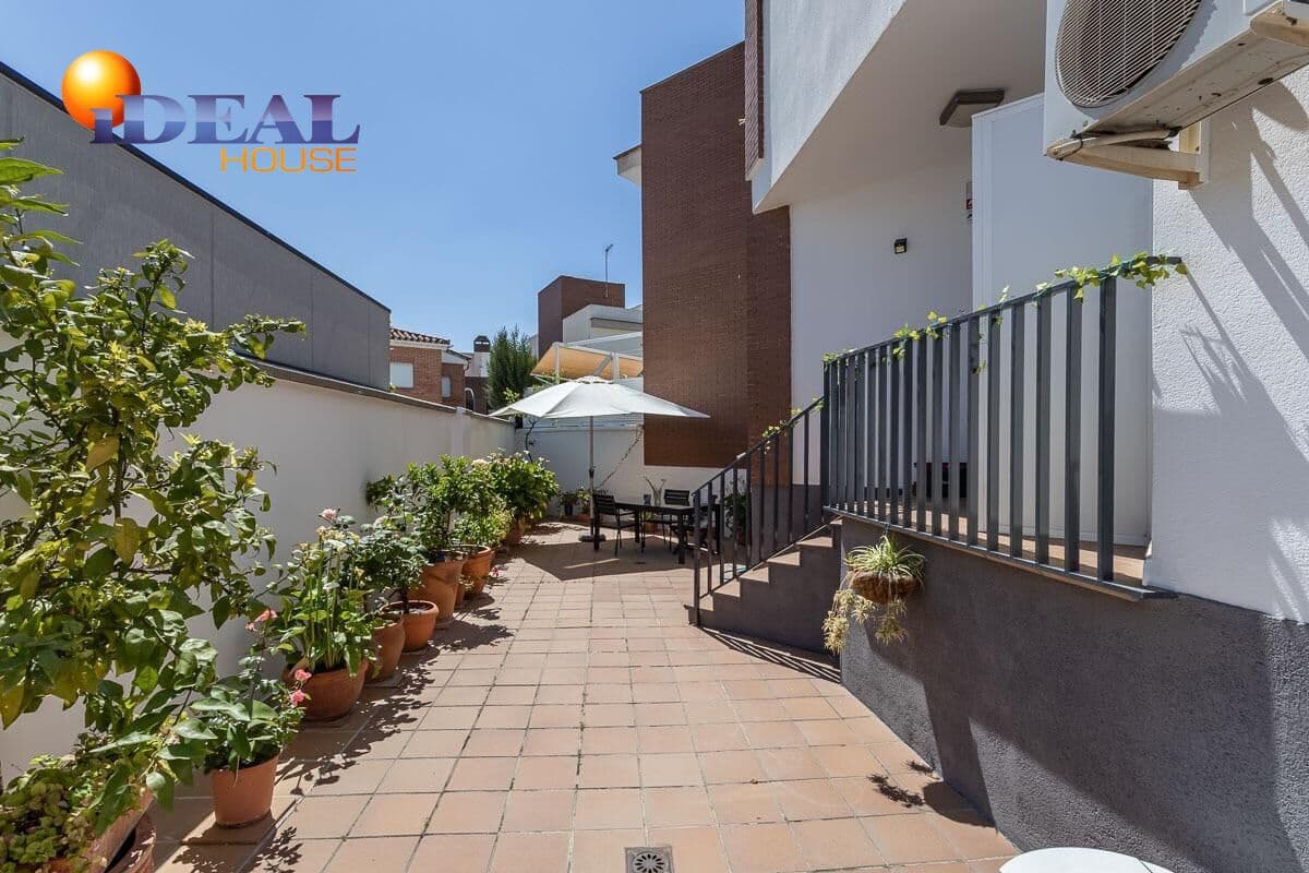3 bedroom Semi-detached Villa for sale in Huetor Vega with pool garage - € 349,000 (Ref: 9434061)