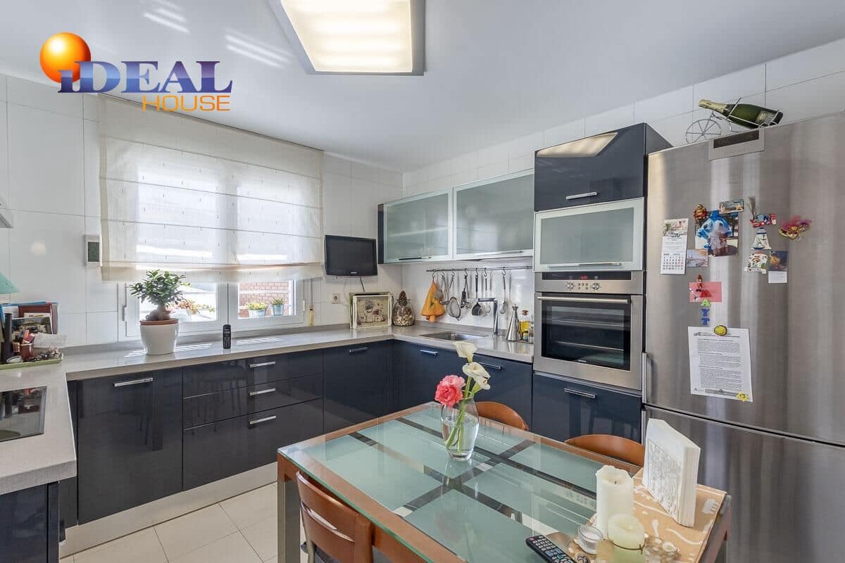 3 bedroom Semi-detached Villa for sale in Huetor Vega with pool garage - € 349,000 (Ref: 9434061)