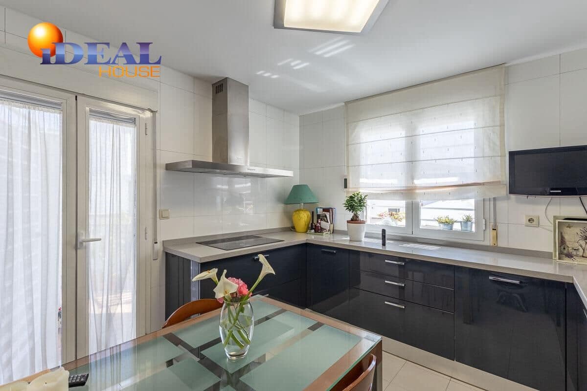 3 bedroom Semi-detached Villa for sale in Huetor Vega with pool garage - € 349,000 (Ref: 9434061)