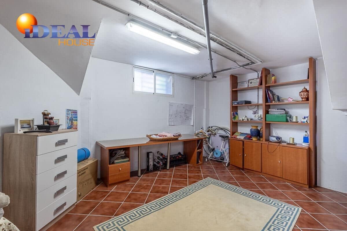 3 bedroom Semi-detached Villa for sale in Huetor Vega with pool garage - € 349,000 (Ref: 9434061)