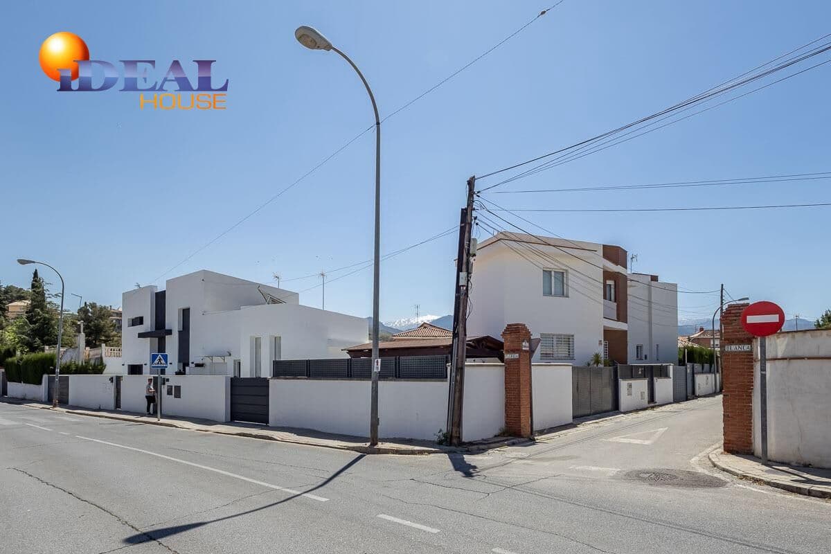 3 bedroom Semi-detached Villa for sale in Huetor Vega with pool garage - € 349,000 (Ref: 9434061)