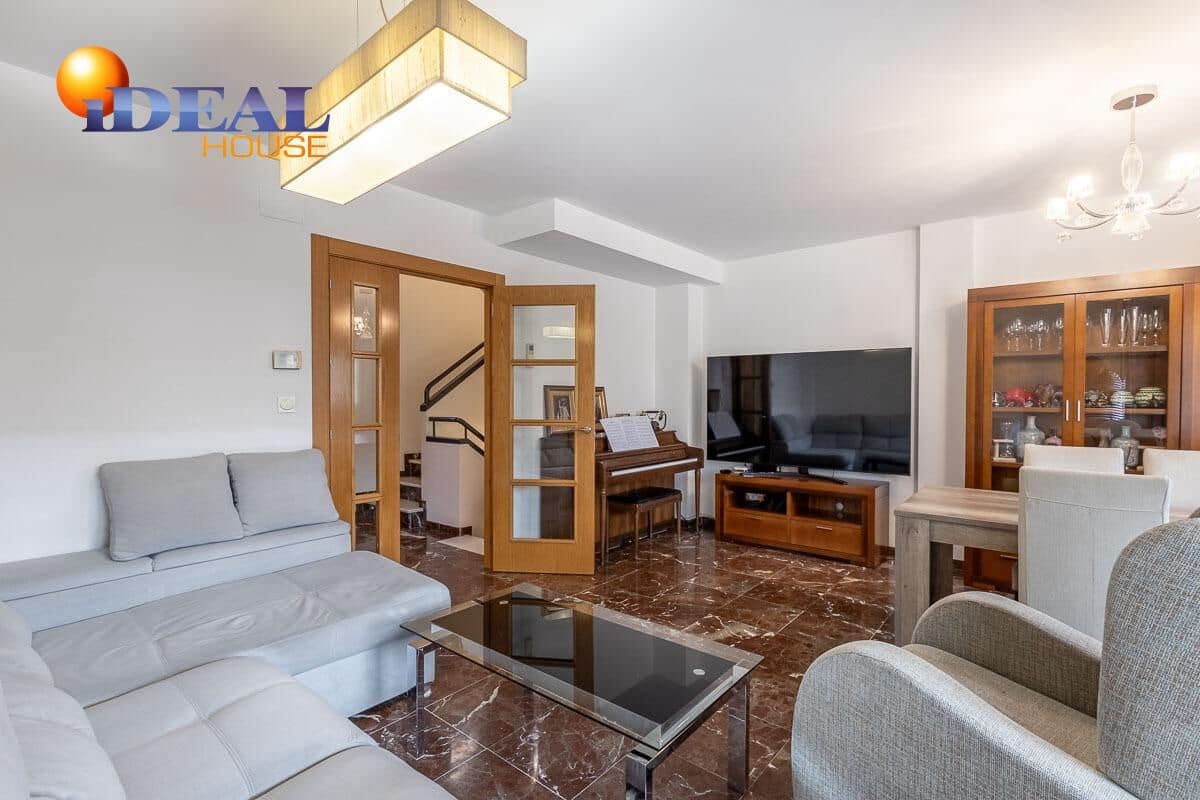 4 slaapkamer Rijtjeshuis te koop in Armilla met garage - € 405.000 (Ref: 9434070)