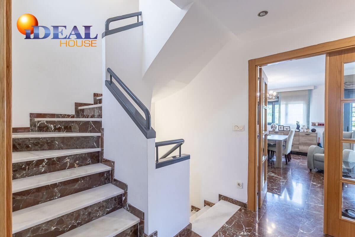 4 slaapkamer Rijtjeshuis te koop in Armilla met garage - € 405.000 (Ref: 9434070)