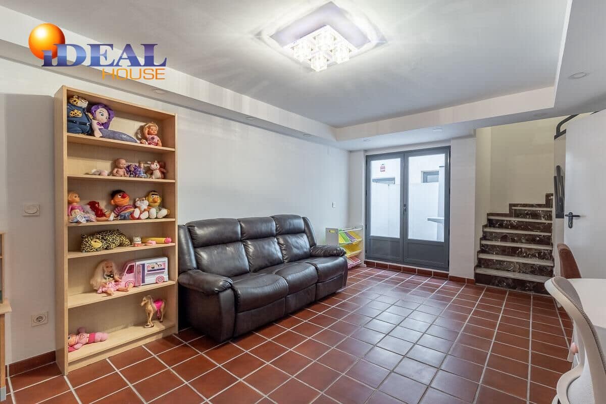 4 slaapkamer Rijtjeshuis te koop in Armilla met garage - € 405.000 (Ref: 9434070)