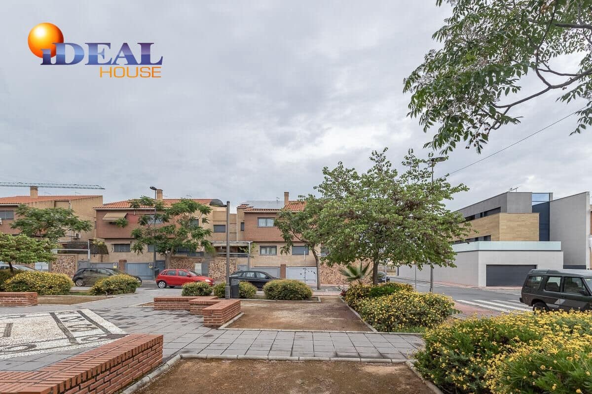 4 slaapkamer Rijtjeshuis te koop in Armilla met garage - € 405.000 (Ref: 9434070)