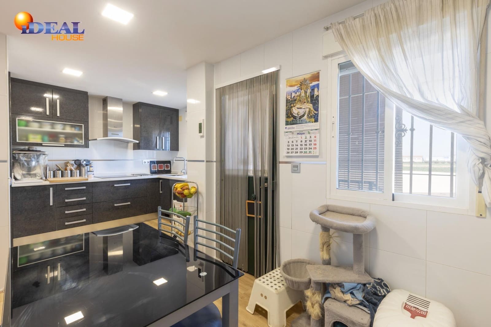 3 slaapkamer Rijtjeshuis te koop in Ambroz met garage - € 219.900 (Ref: 9434078)