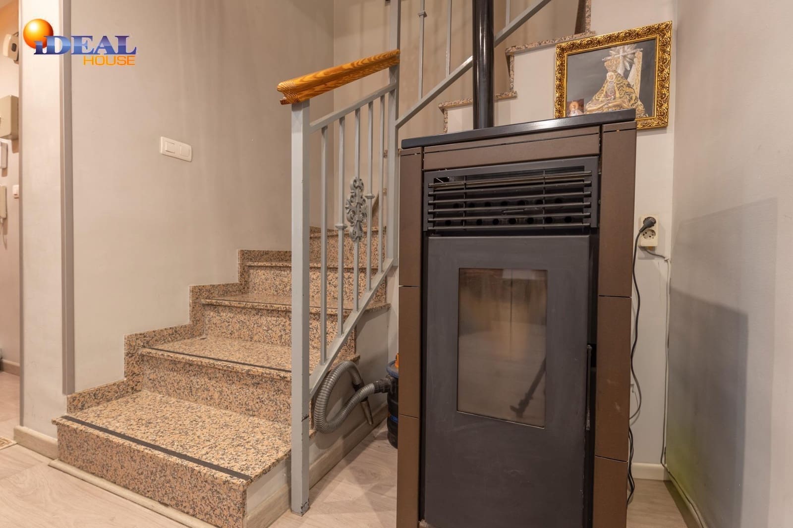 3 slaapkamer Rijtjeshuis te koop in Ambroz met garage - € 219.900 (Ref: 9434078)