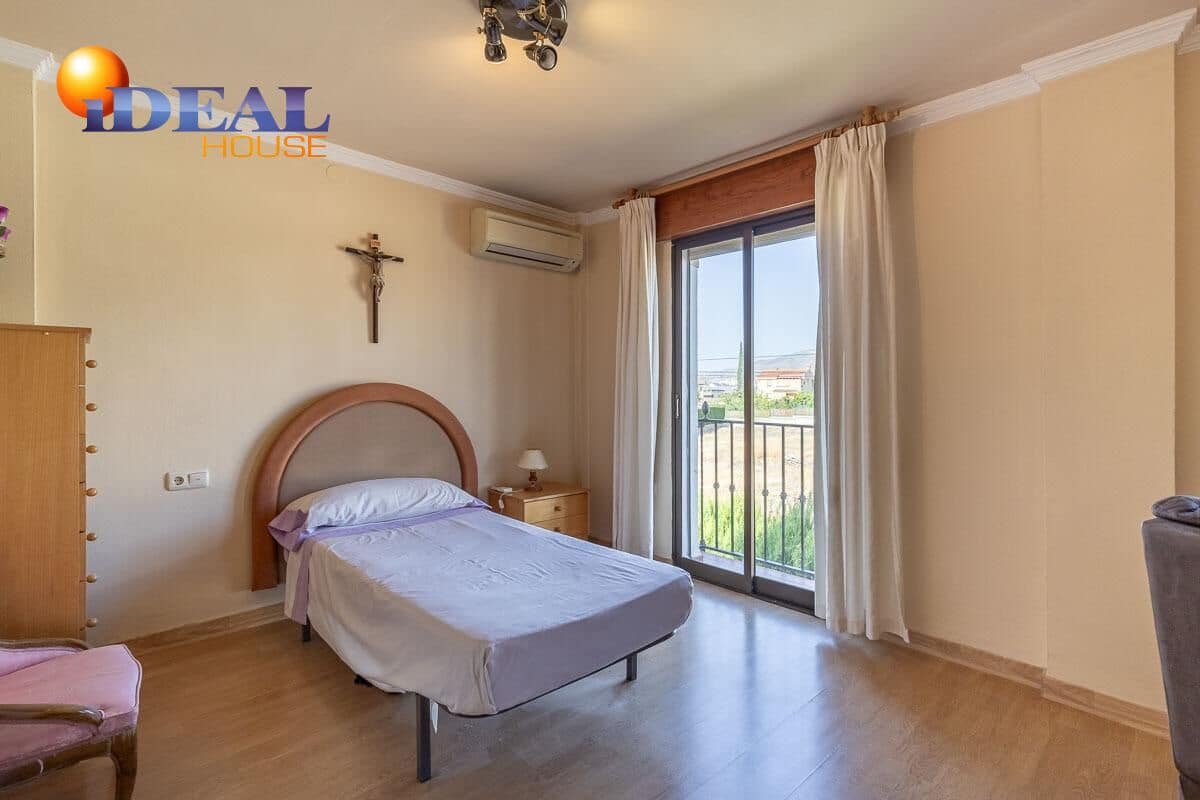 Chalet de 5 habitaciones en Gójar en venta con garaje - 420.000 € (Ref: 9434082)