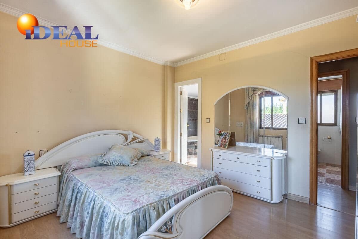 Chalet de 5 habitaciones en Gójar en venta con garaje - 420.000 € (Ref: 9434082)