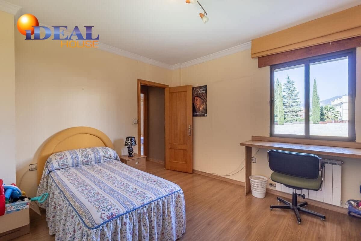 Chalet de 5 habitaciones en Gójar en venta con garaje - 420.000 € (Ref: 9434082)