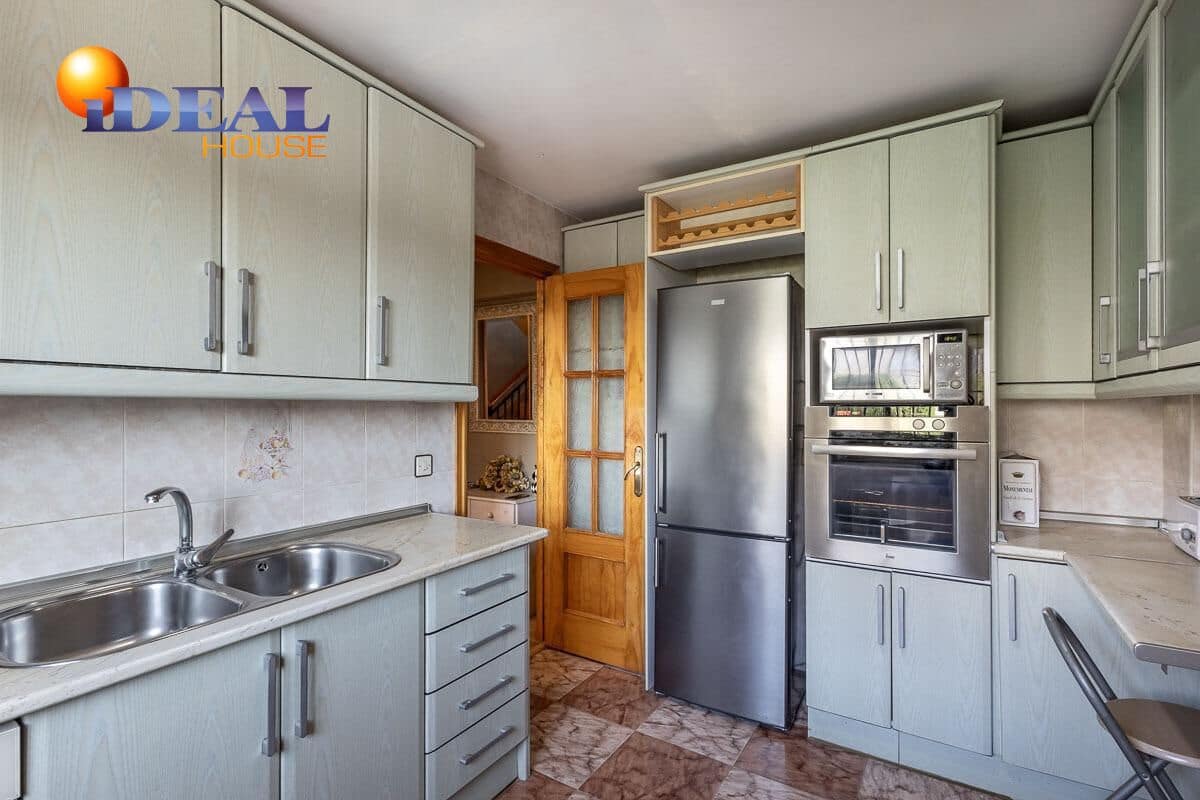 Chalet de 5 habitaciones en Gójar en venta con garaje - 420.000 € (Ref: 9434082)