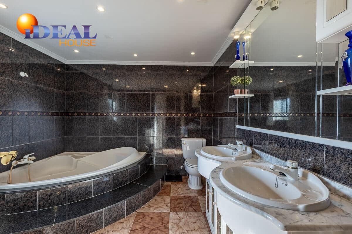 Chalet de 5 habitaciones en Gójar en venta con garaje - 420.000 € (Ref: 9434082)