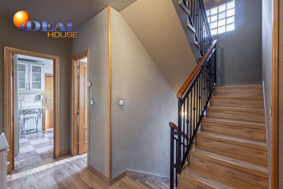 Chalet de 5 habitaciones en Gójar en venta con garaje - 420.000 € (Ref: 9434082)