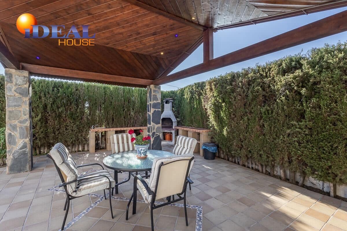 Chalet de 5 habitaciones en Gójar en venta con garaje - 420.000 € (Ref: 9434082)