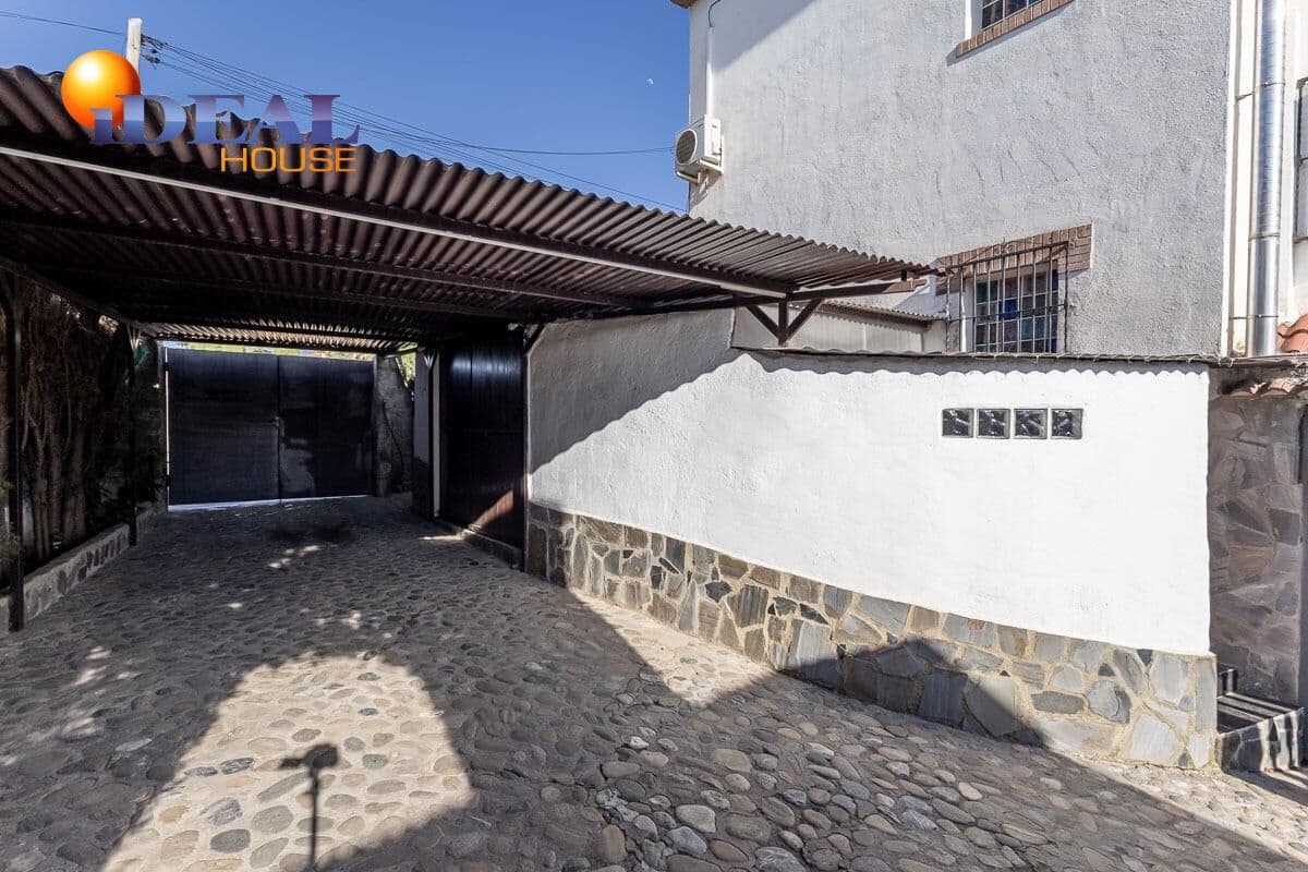 Chalet de 5 habitaciones en Gójar en venta con garaje - 420.000 € (Ref: 9434082)