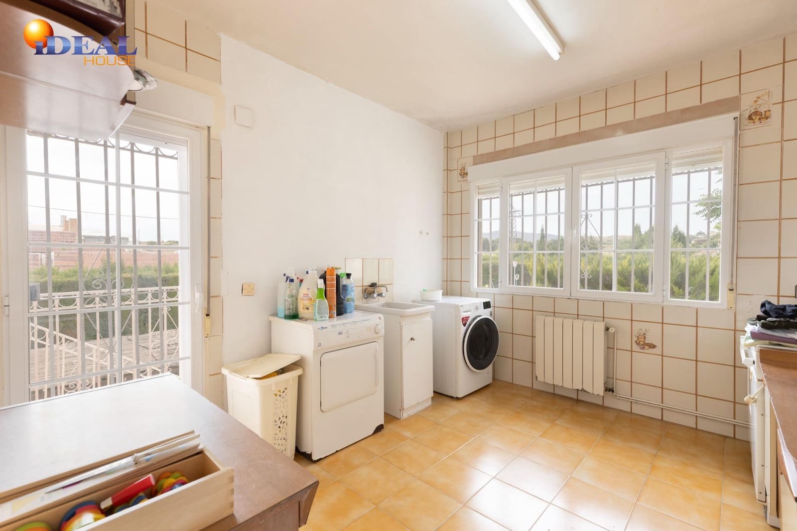 7 bedroom Villa for sale in Otura with pool garage - € 449,000 (Ref: 9434085)