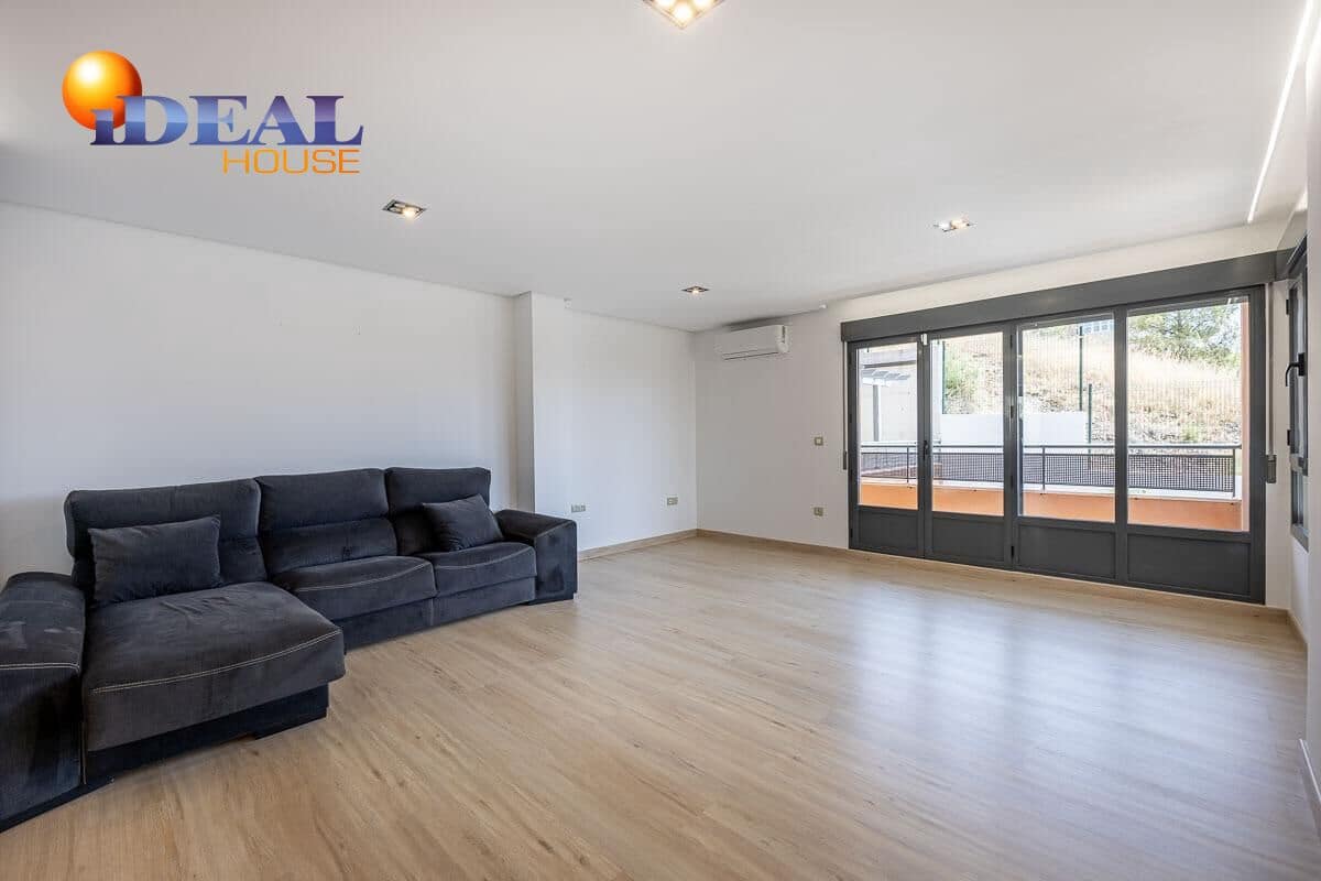 4 bedroom Flat for sale in Granada city with pool - € 440,000 (Ref: 9434090)