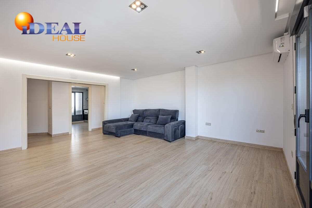 4 bedroom Flat for sale in Granada city with pool - € 440,000 (Ref: 9434090)