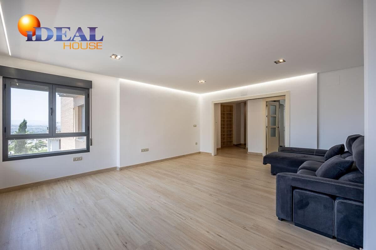 4 bedroom Flat for sale in Granada city with pool - € 440,000 (Ref: 9434090)