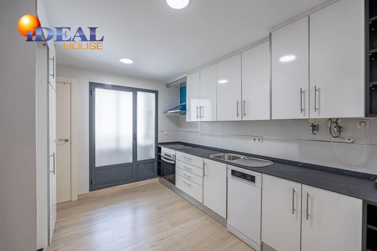 4 bedroom Flat for sale in Granada city with pool - € 440,000 (Ref: 9434090)