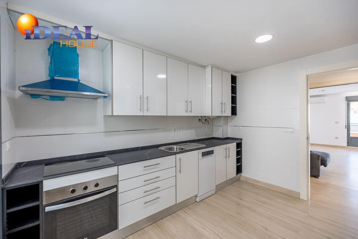 4 bedroom Flat for sale in Granada city with pool - € 440,000 (Ref: 9434090)