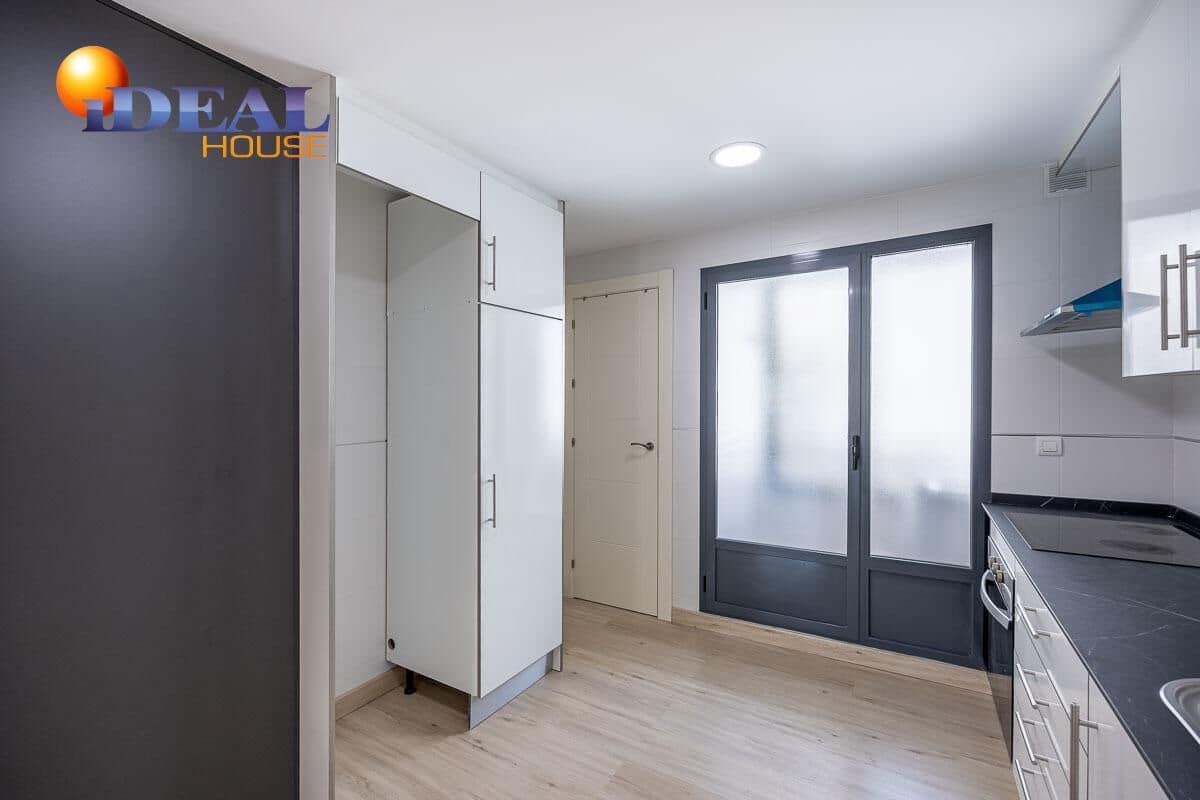 4 bedroom Flat for sale in Granada city with pool - € 440,000 (Ref: 9434090)