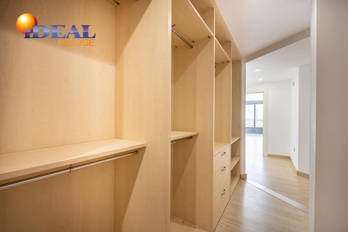 4 bedroom Flat for sale in Granada city with pool - € 440,000 (Ref: 9434090)