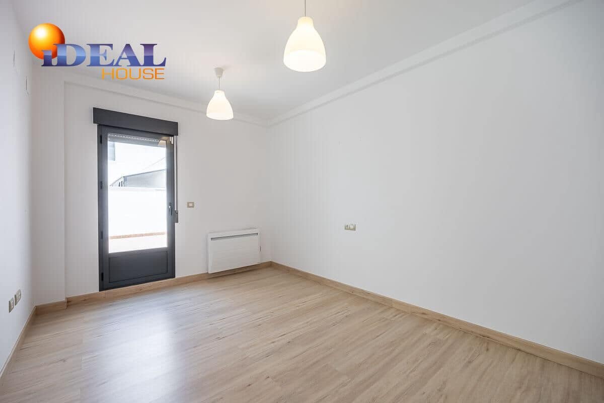 4 bedroom Flat for sale in Granada city with pool - € 440,000 (Ref: 9434090)