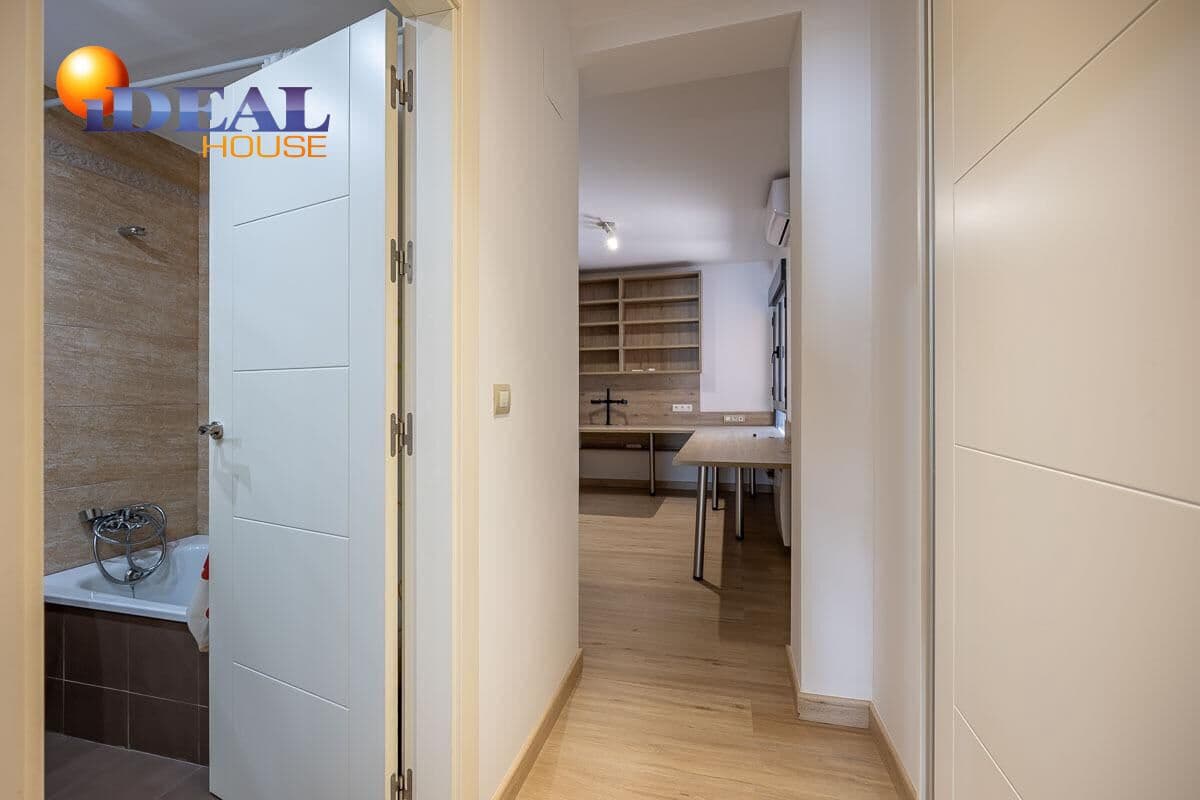 4 bedroom Flat for sale in Granada city with pool - € 440,000 (Ref: 9434090)