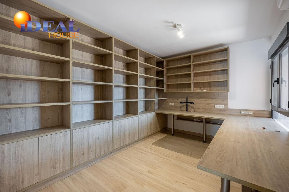 4 bedroom Flat for sale in Granada city with pool - € 440,000 (Ref: 9434090)