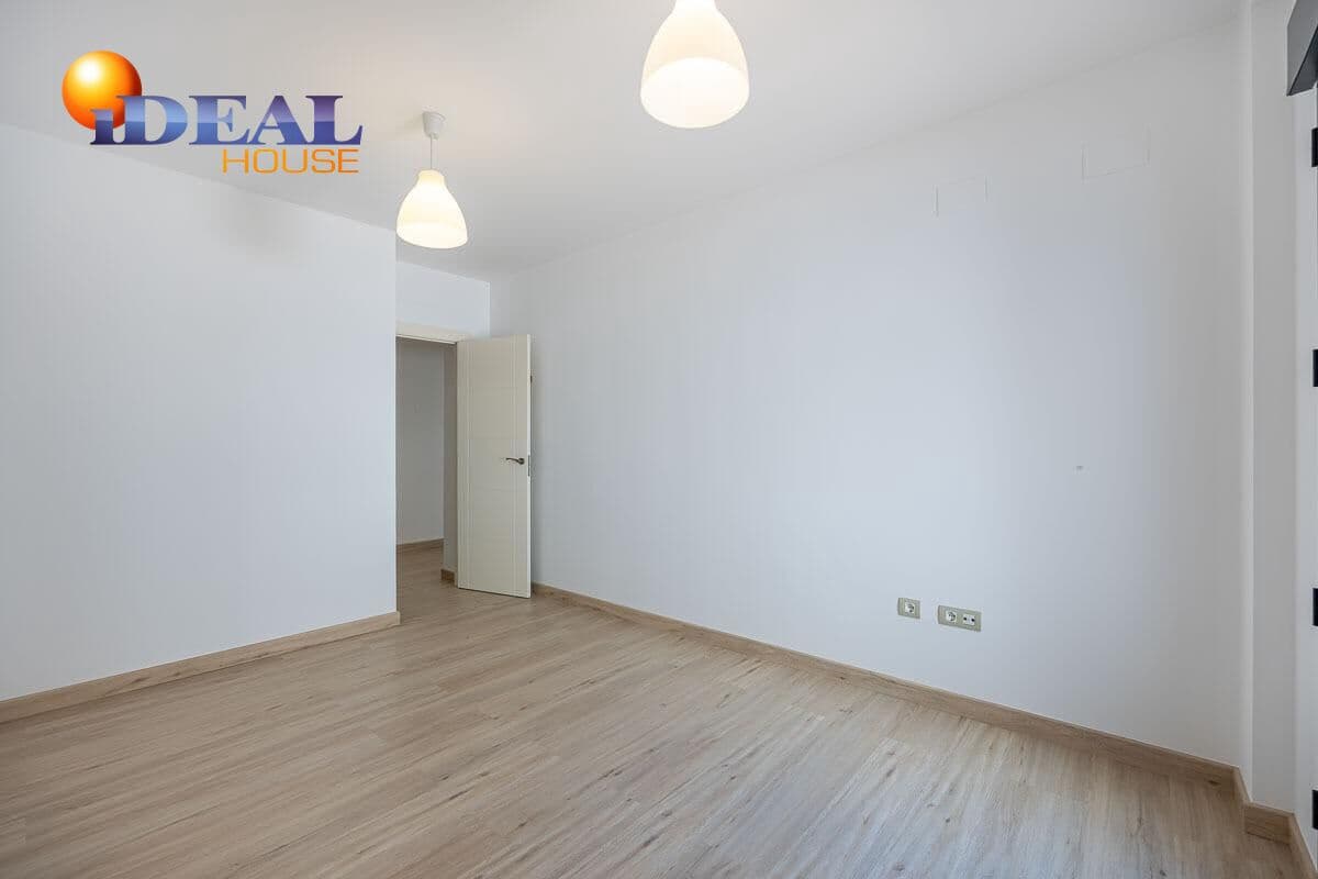 4 bedroom Flat for sale in Granada city with pool - € 440,000 (Ref: 9434090)
