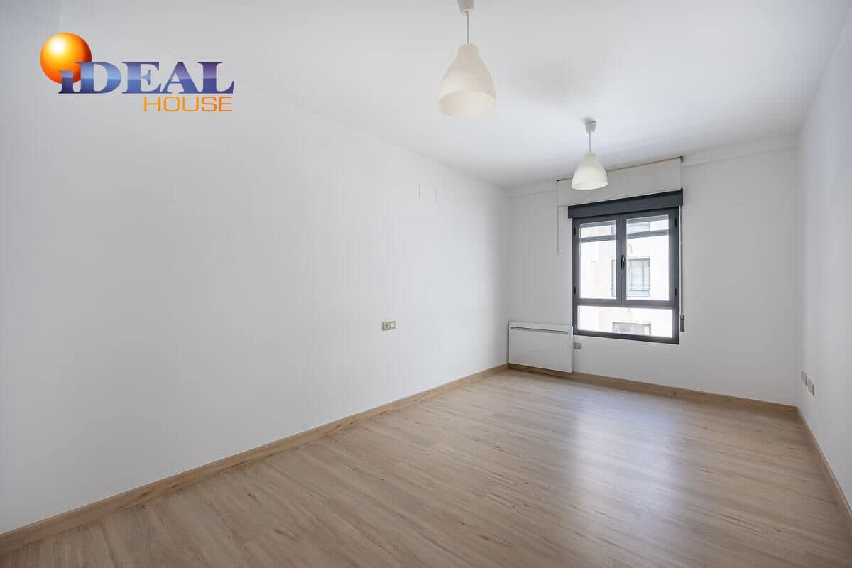 4 bedroom Flat for sale in Granada city with pool - € 440,000 (Ref: 9434090)