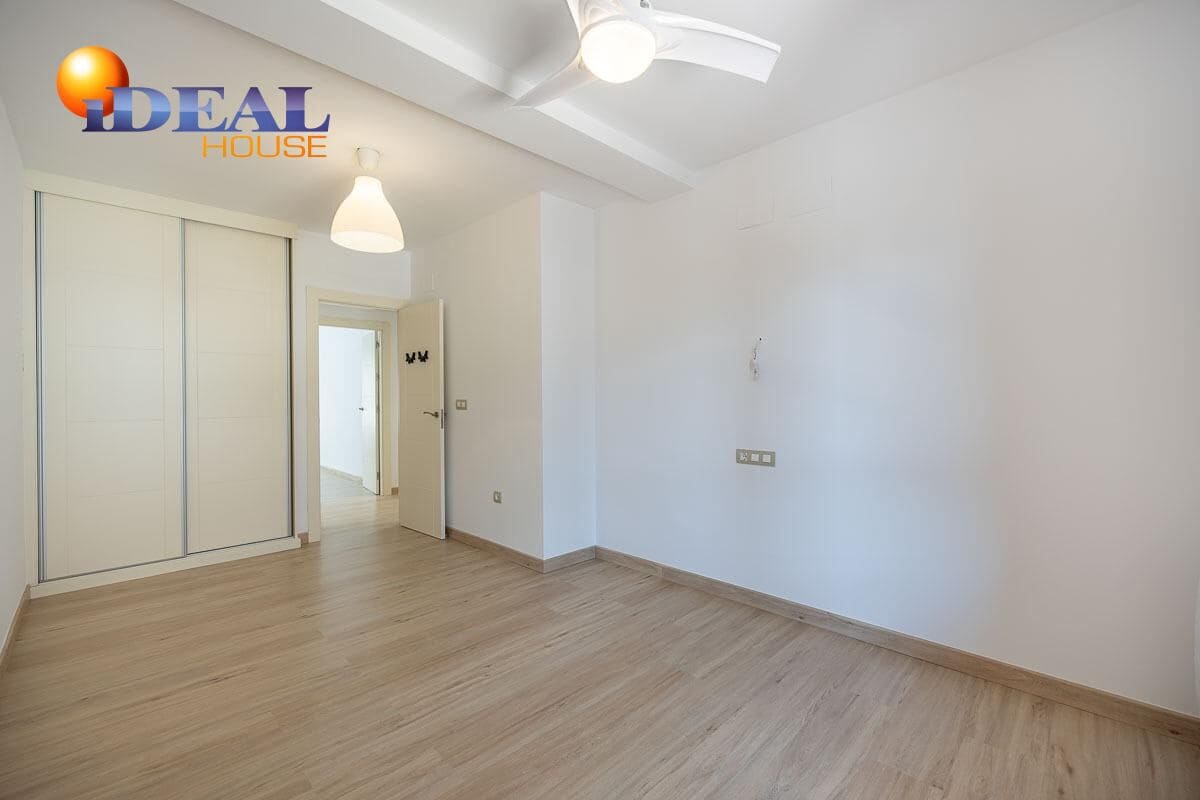 4 bedroom Flat for sale in Granada city with pool - € 440,000 (Ref: 9434090)