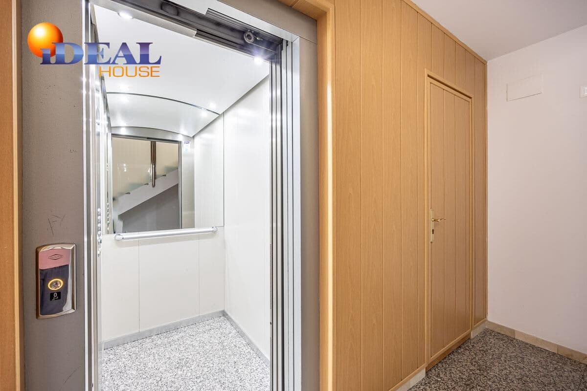 4 bedroom Flat for sale in Granada city with pool - € 440,000 (Ref: 9434090)